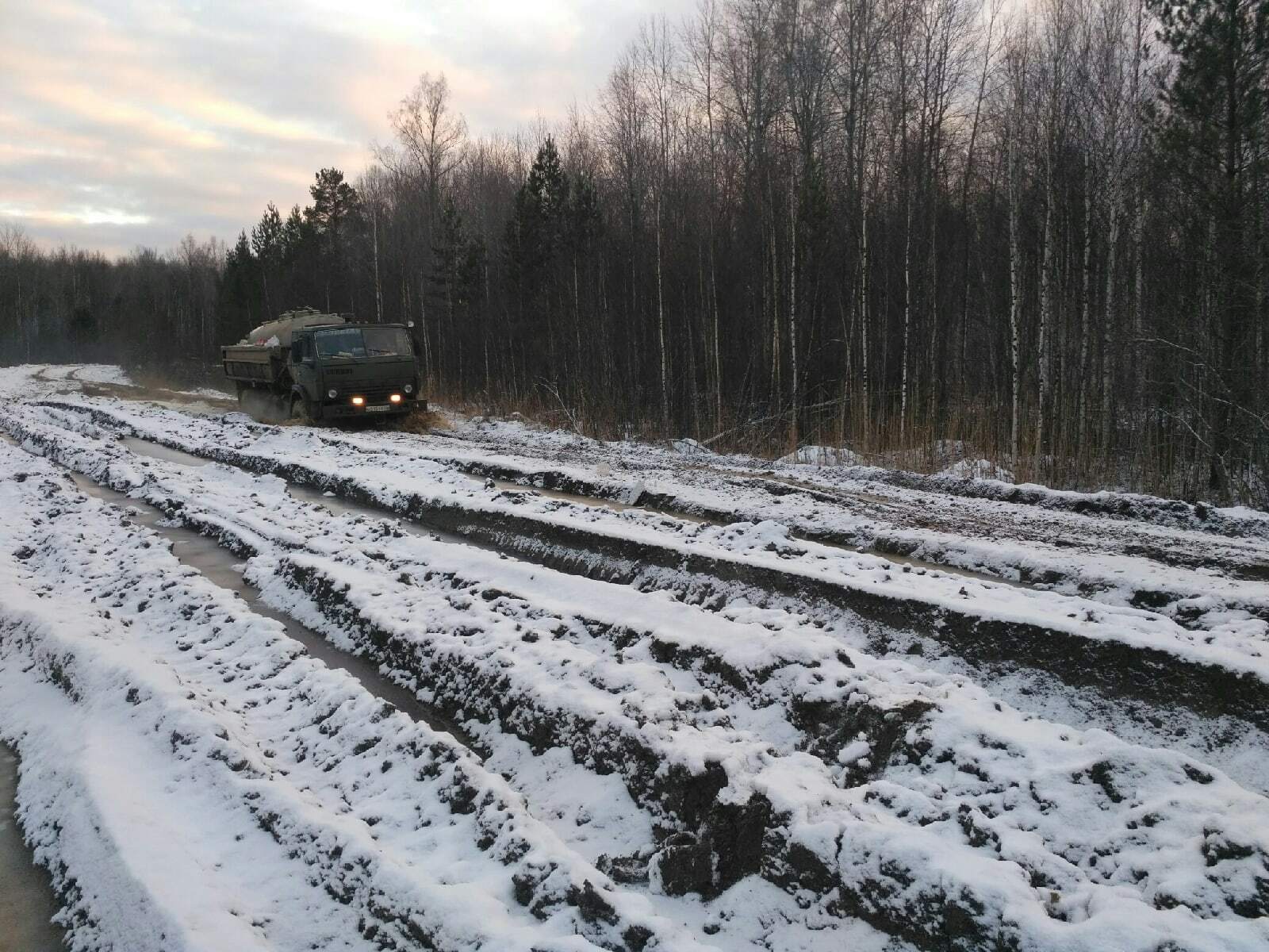 Жители Омской области пожаловались на грязную кашу вместо дороги