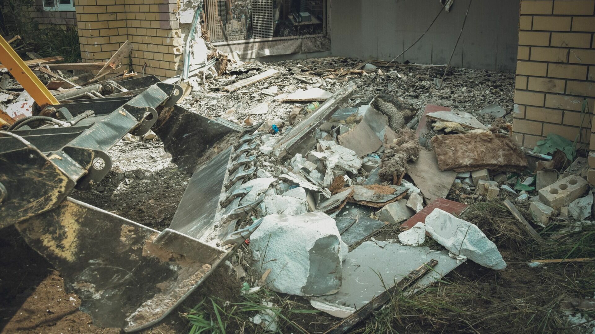 В Омске после взрыва самогонного аппарата разрушилась стена жилого дома