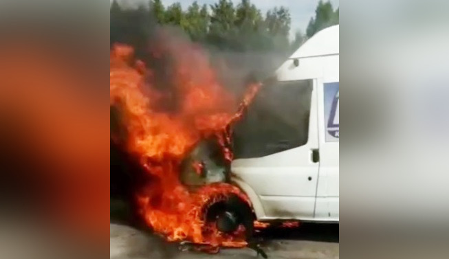 Омичи сообщили о пожаре в пассажирской маршрутке