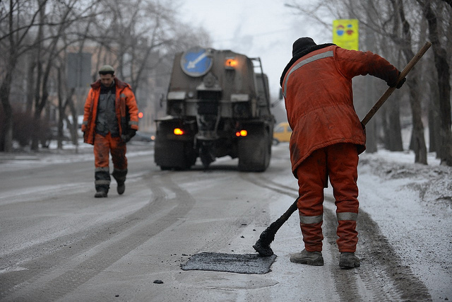 Гарантийного ремонта омских дорог приходится добиваться в суде