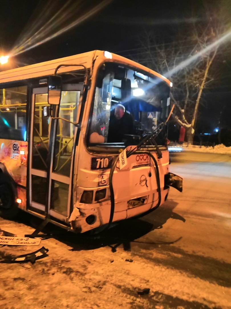 На Красном Пути в Омске столкнулись пассажирский автобус и внедорожник