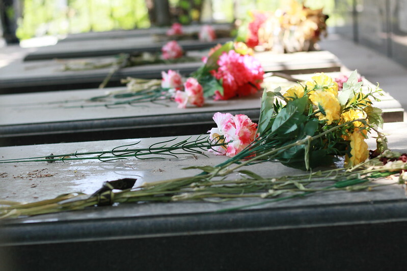 цветы лежат на надгробии