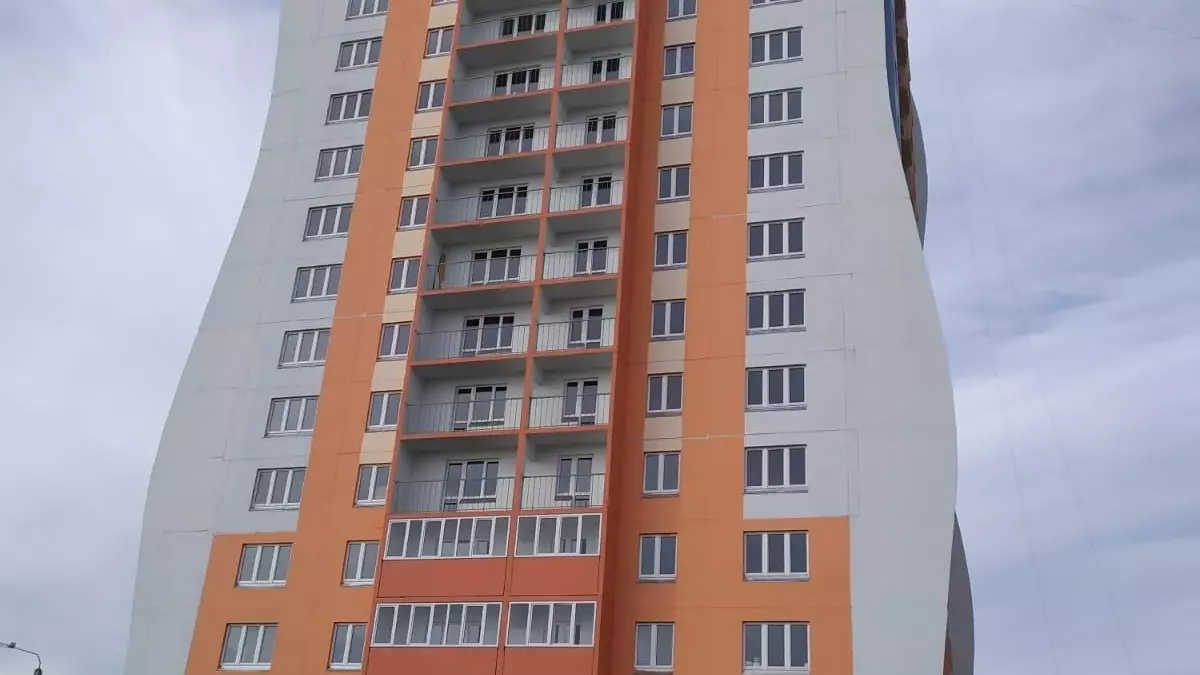 В омском микрорайоне Регата сдали многоэтажку с волнистыми фасадами