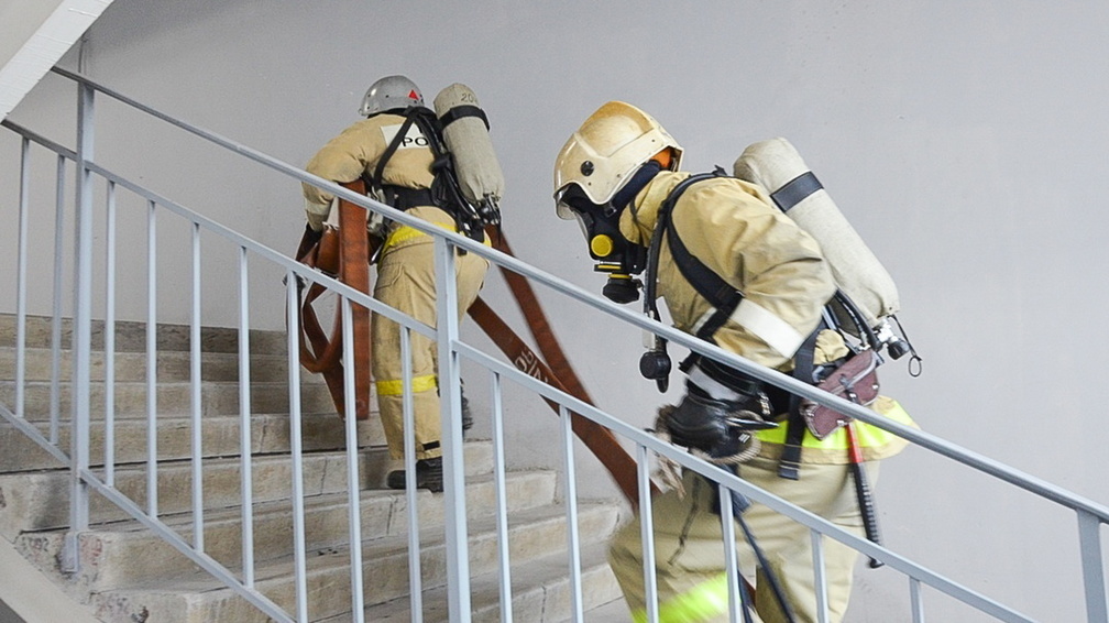 В Омске сотрудники пассажирского предприятия тренировались спасаться из пожара