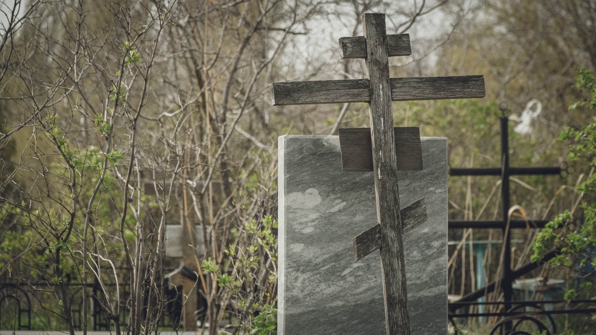 В Омской области рабочего придавило плитой на кладбище
