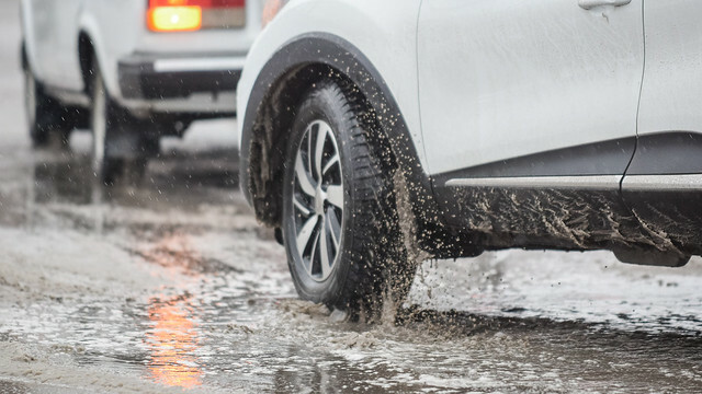 За сутки дорожные рабочие откачали более 192 кубометров дождевой воды