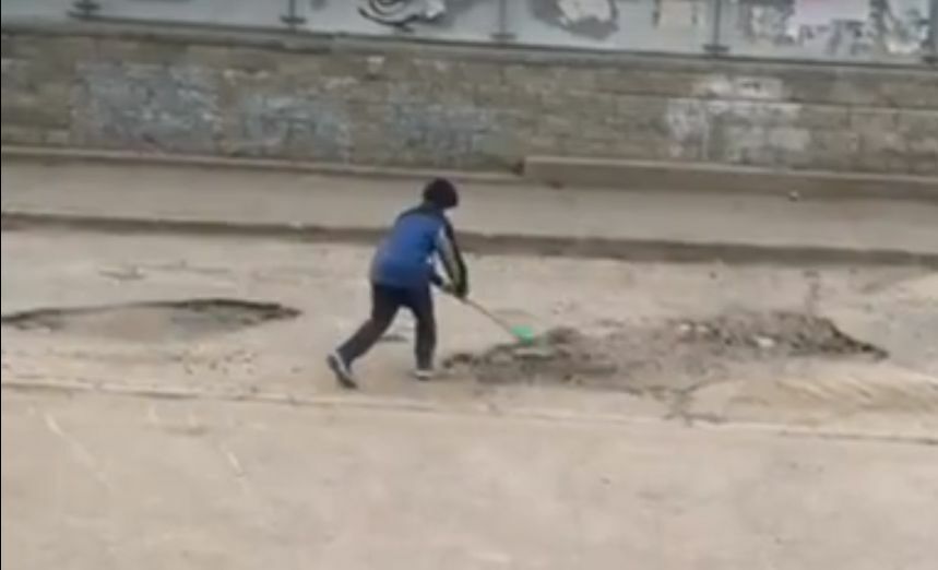 В Омске ребенок игрушечной лопаткой ремонтировал дорожные ямы