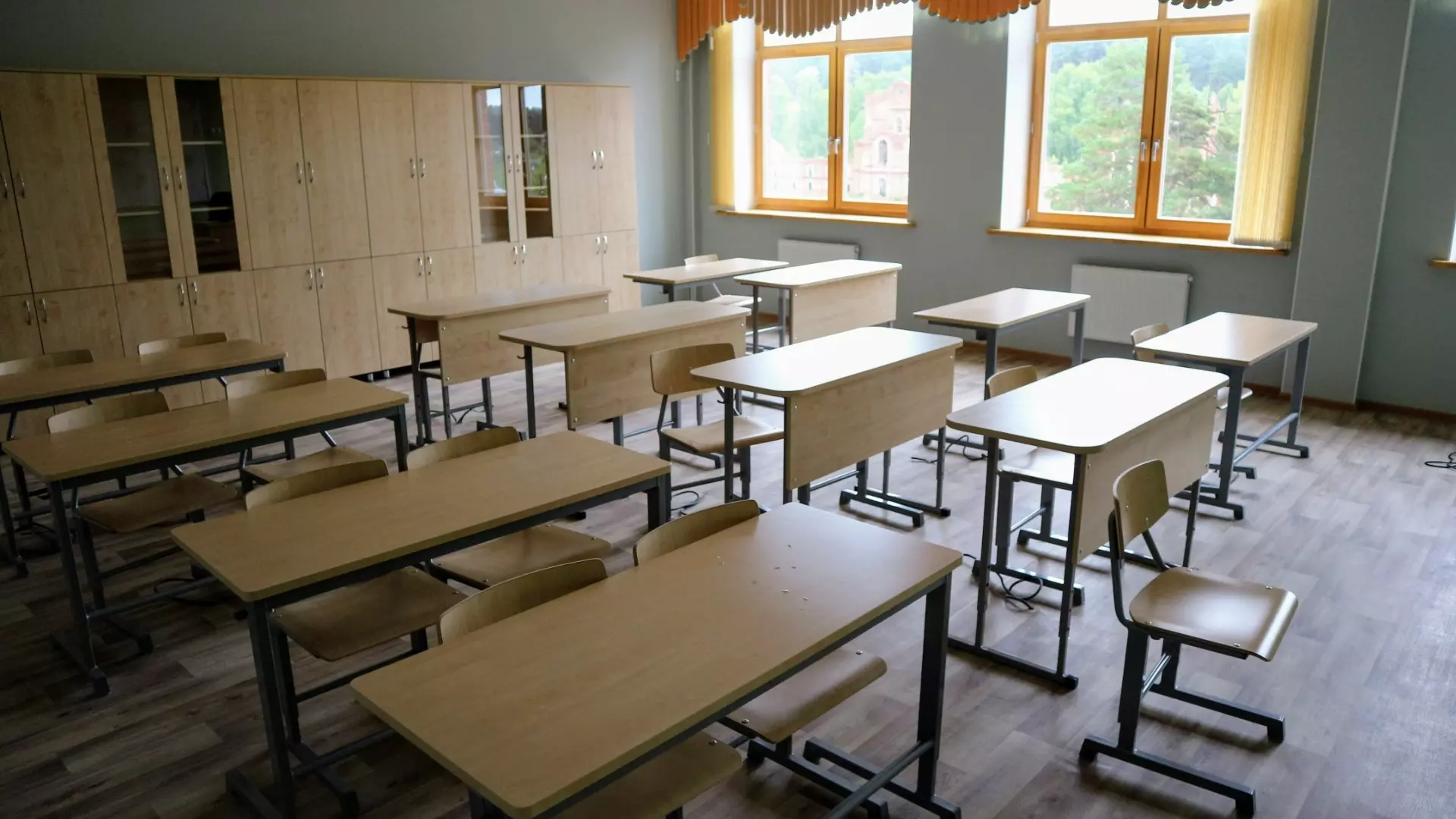 Контракты на капремонт омских школ получили компании со спорным бэкграундом