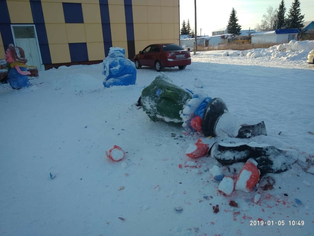 Вандалы разгромили новогодние снежные фигуры в Омской области