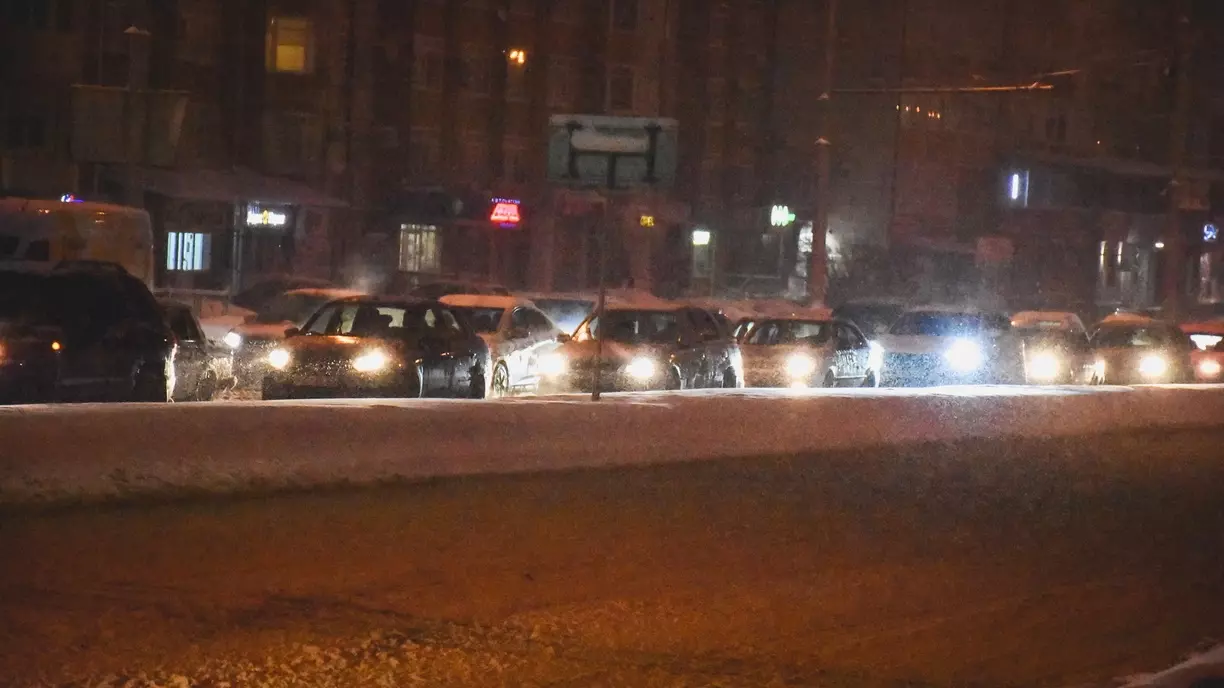 Вечером четверга на омских дорогах образовались километровые заторы