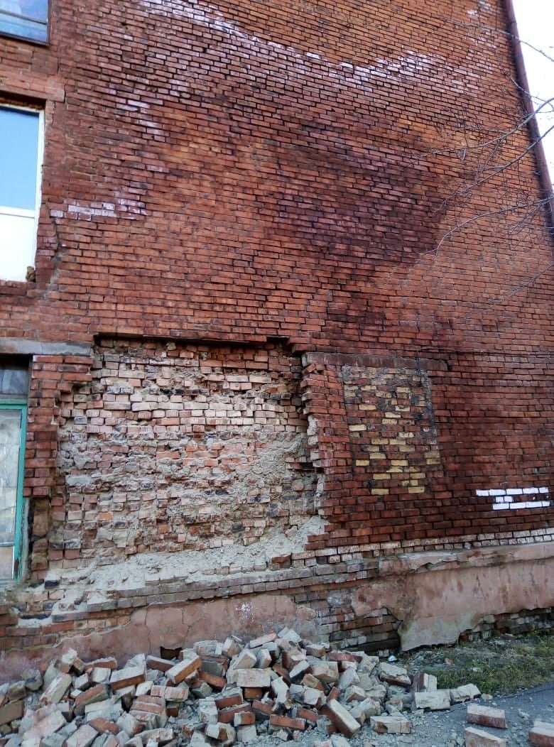 Заметная история. Разрушенной стеной омской многоэтажки заинтересовались прокуроры