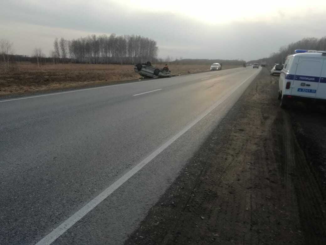 На трассе Тюмень - Омск перевернулся автомобиль: водитель погиб на месте