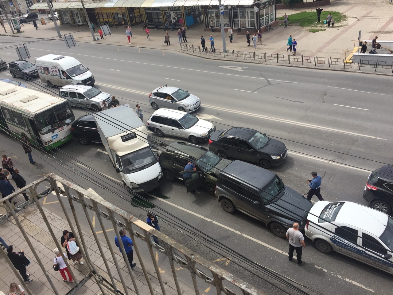Центр Омска «встал» из-за столкновения семи машин