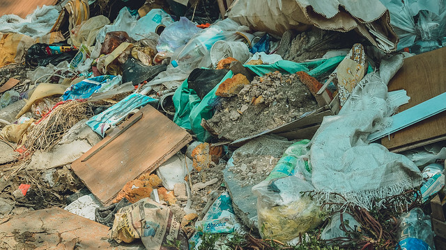 Районный власти заставили убрать стихийную свалку отходов производства и потребления