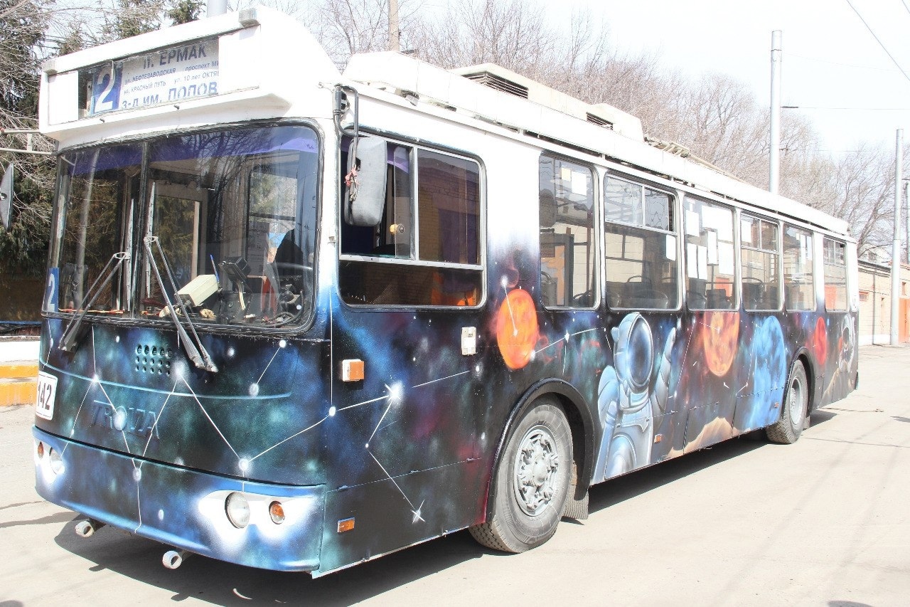 На дороги Омска вышел космический троллейбус