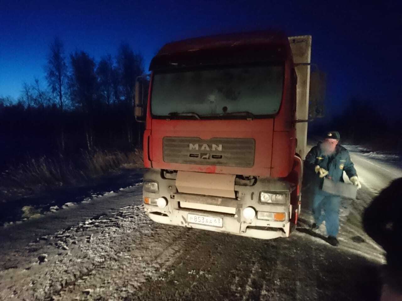 Сотрудники МЧС спасли замерзающего на трассе в Омской области водителя большегруза