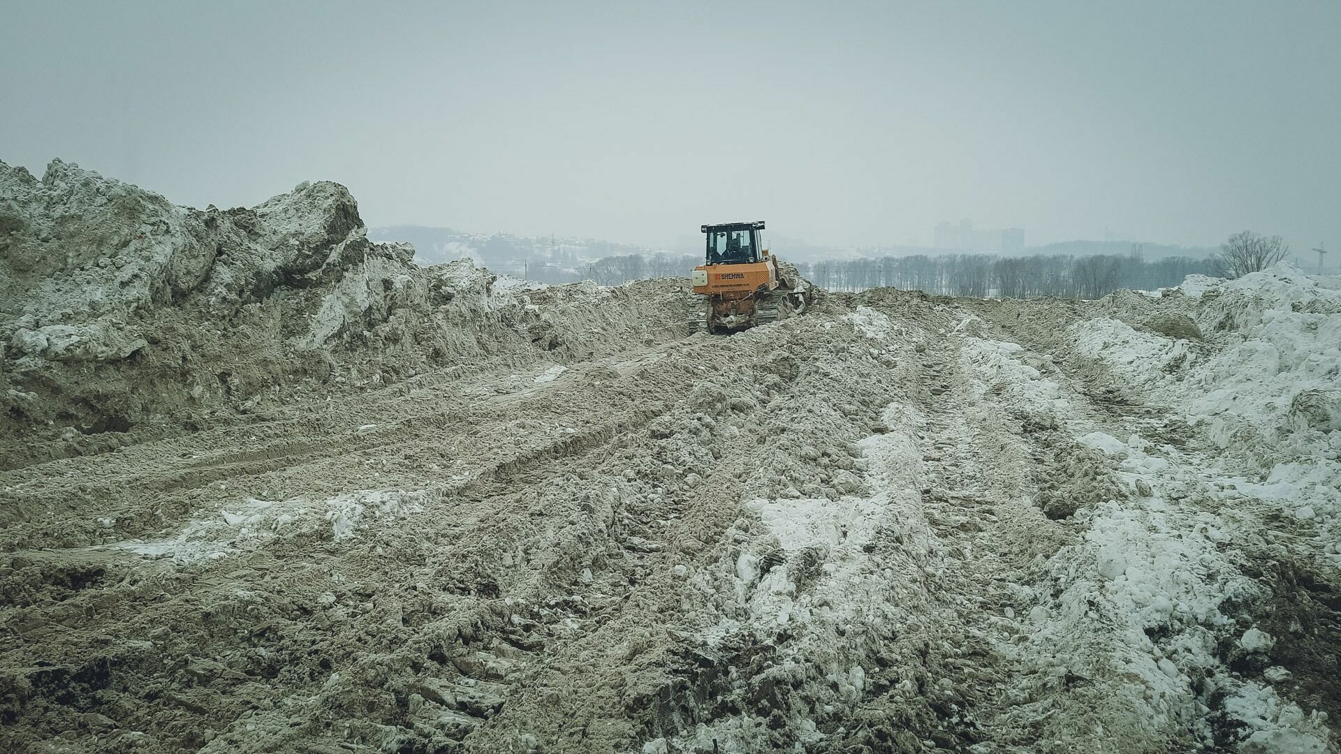 Как коммунальные службы убирают снег в Омске