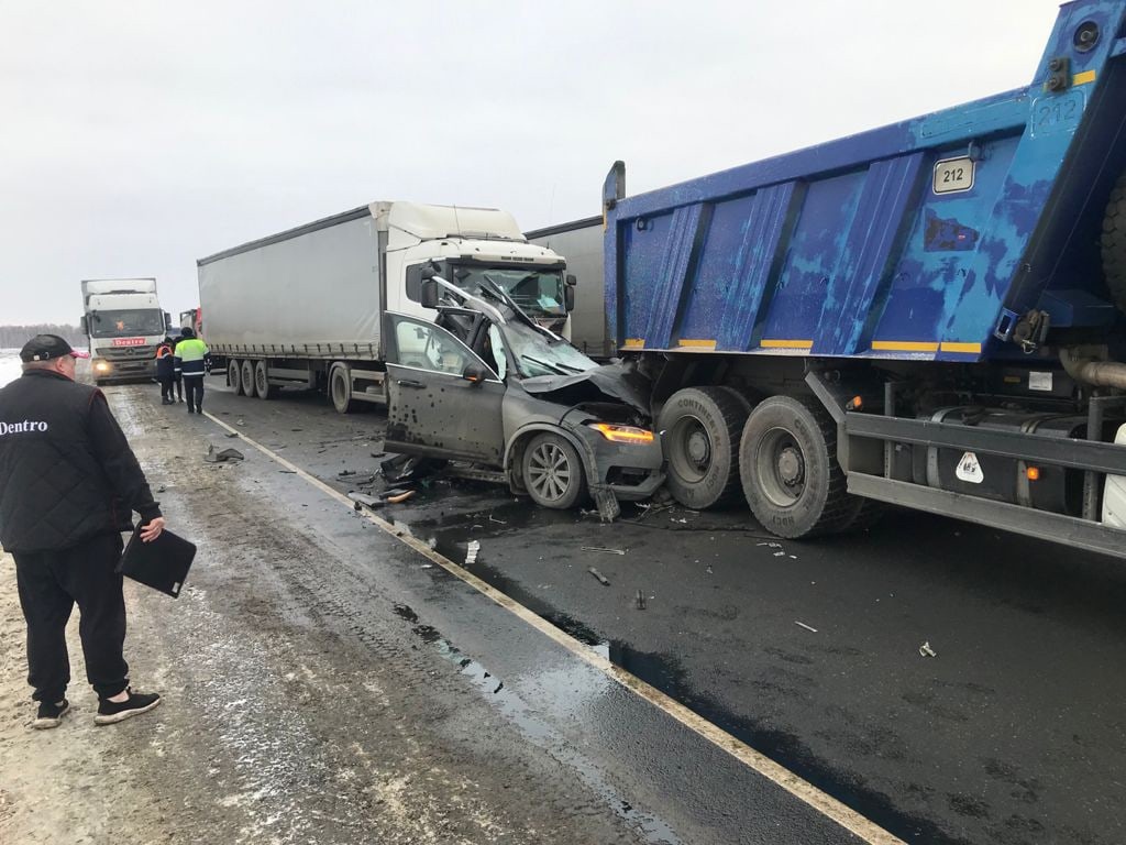 В аварии на трассе в Омской области чудом выжили два человека