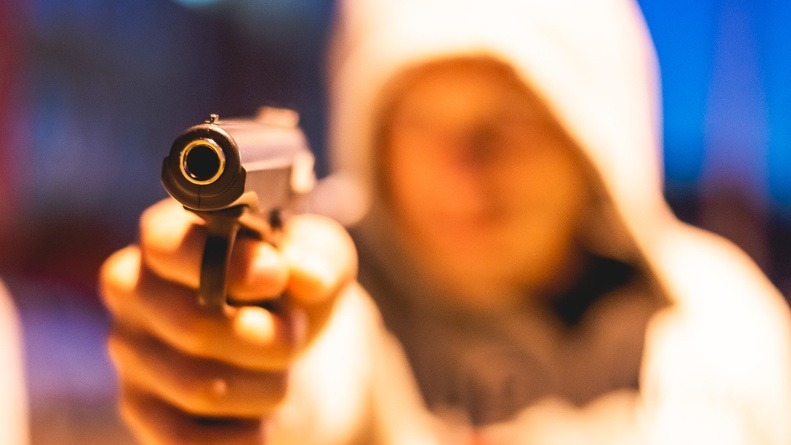 В Омске студент техникума напал с пистолетом на школьника