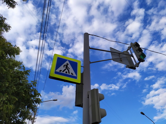 Стало известно, когда в Омске установят первые проекционные пешеходные переходы