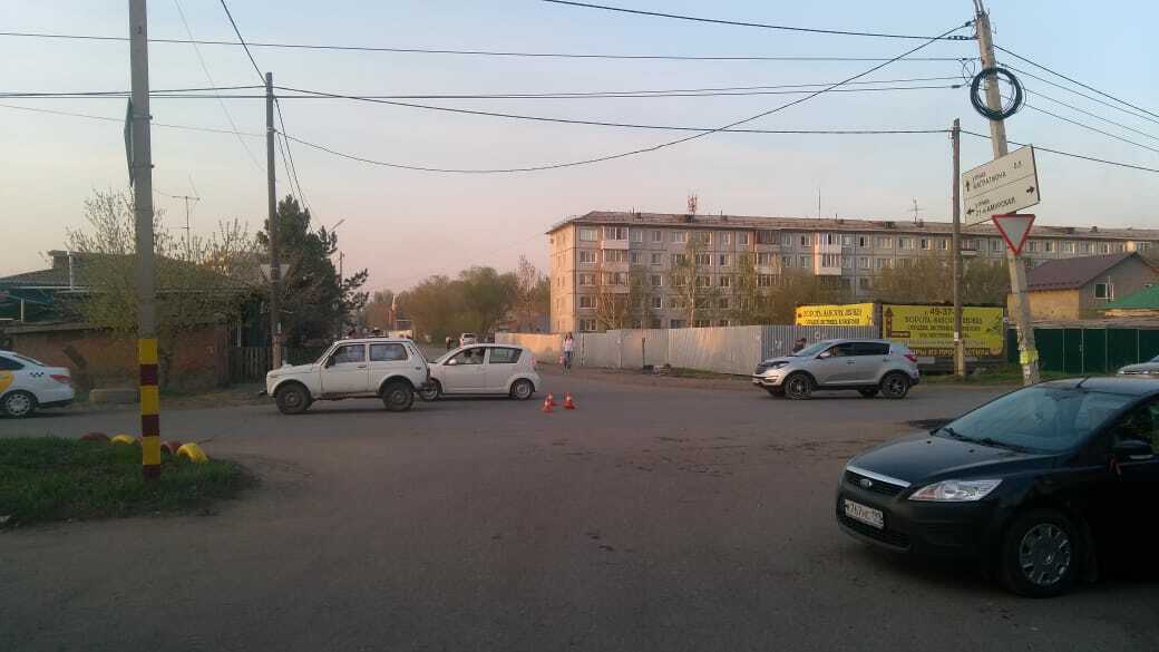 В центре Омска ВАЗ сбил перебегавших дорогу школьников