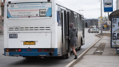 Возмутивший омичей водитель автобуса слушал детектив - дептранспорта Омска