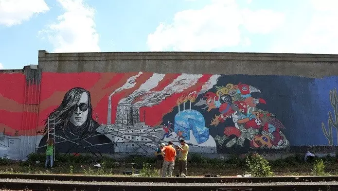 На въезде в Чкаловский поселок нарисовано граффити в память о Егоре Летове