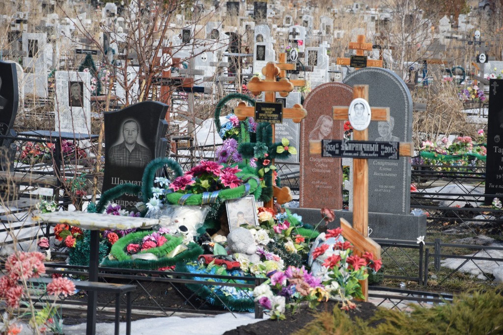 На период самоизоляции в Омске закрыли кладбища. Как проходят похороны