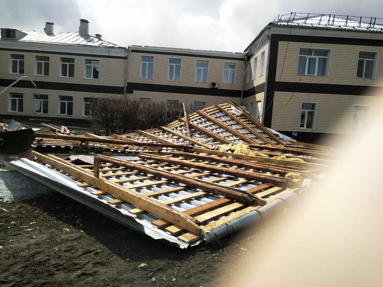 В Омской области штормовой ветер сорвал крышу больницы