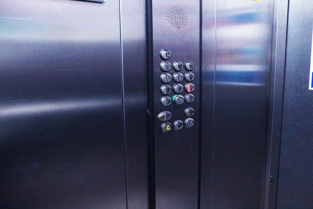 Омичи застряли в лифтах из-за внезапного отключения электричества