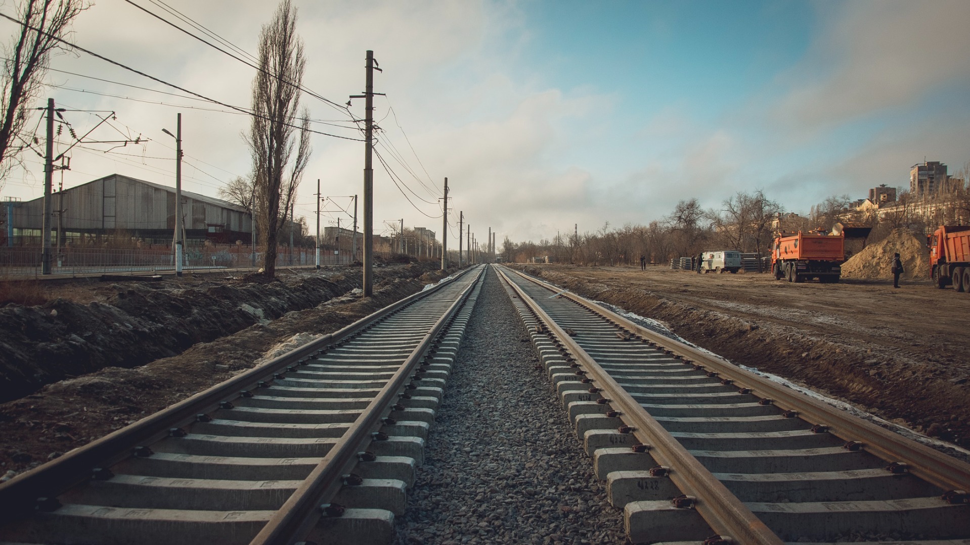 На железной дороге в Омской области погиб мужчина