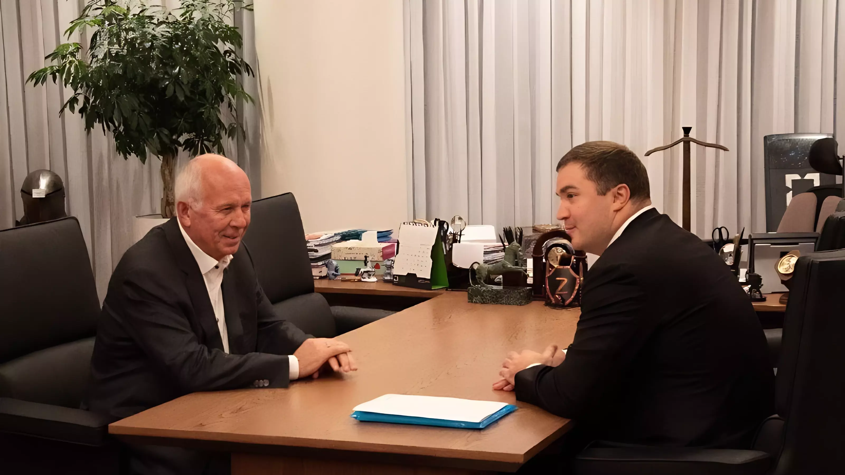 Хоценко обсудил с главой «Ростеха» промышленный потенциал Омской области