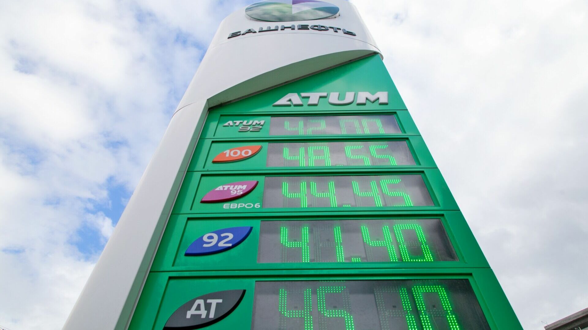 Бензин в Омске оказался одним из самых дешевых в Сибири
