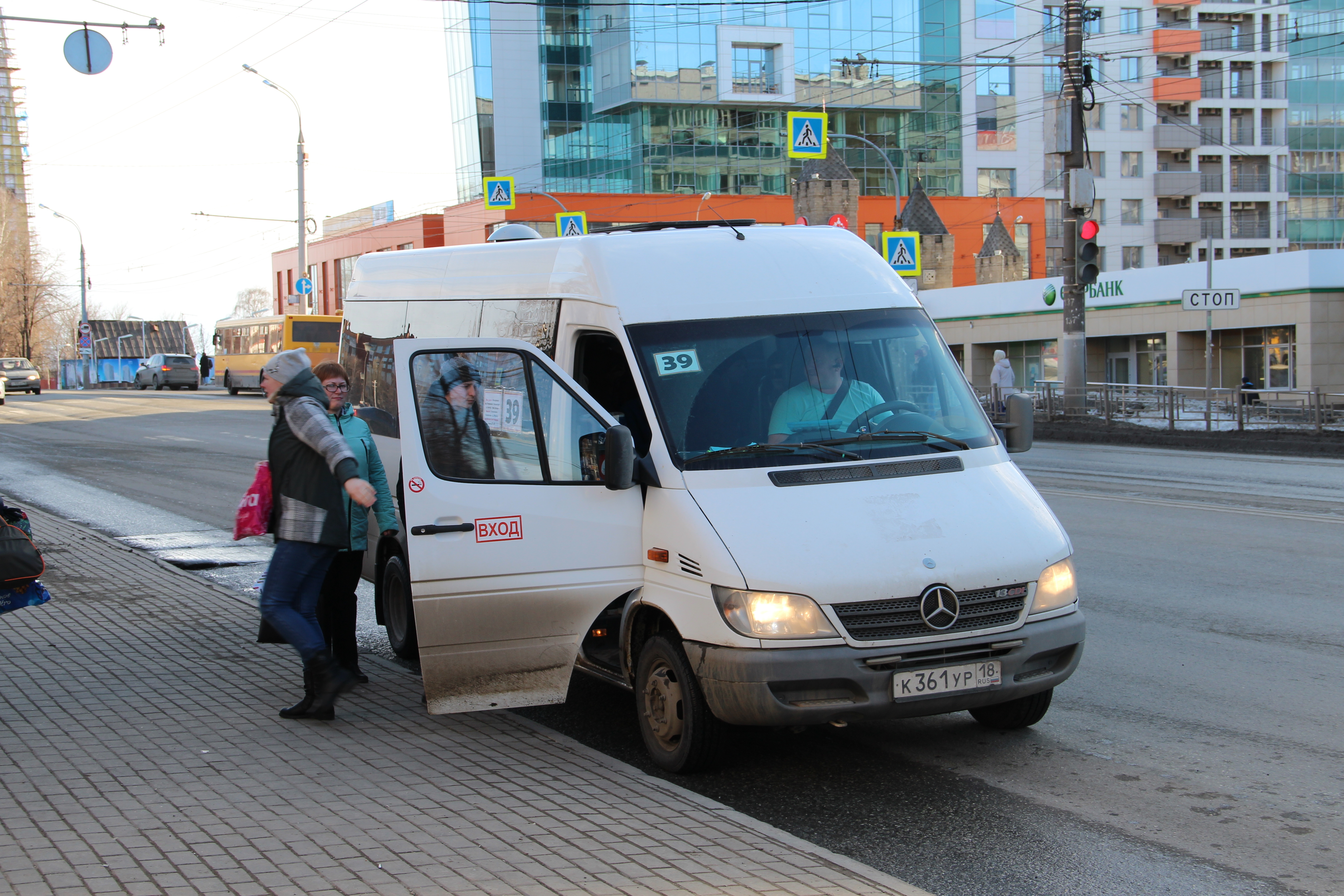 Доплата за комфорт: в омской маршрутке за проезд в кабине водителя просят 30 рублей