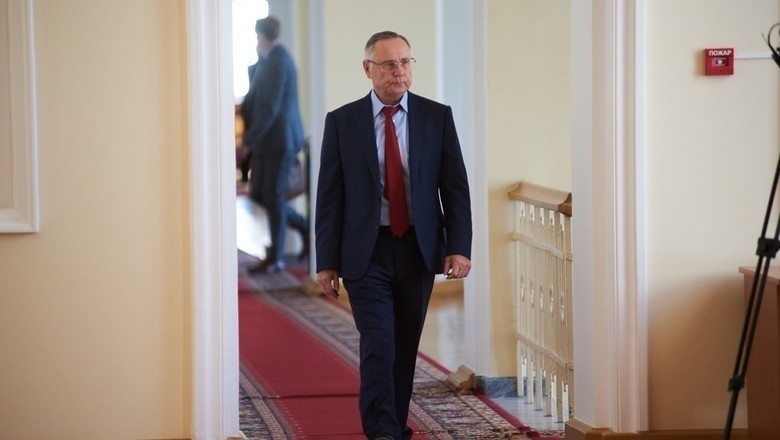 Омский депутат Валерий Кокорин оформил на себя новосибирские гостиницу и ТЦ