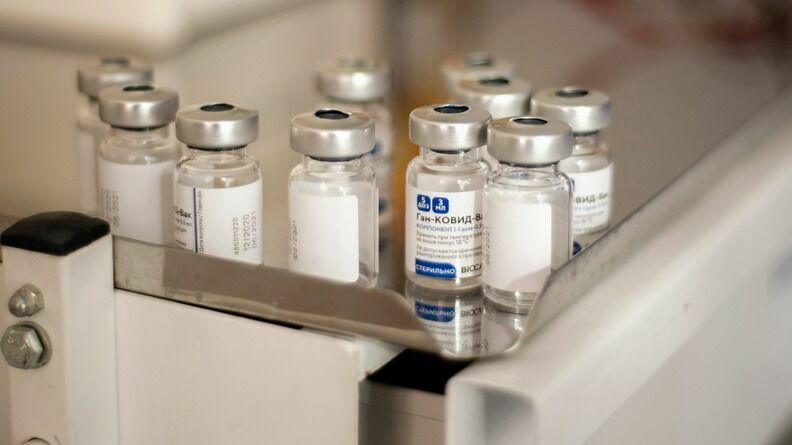 В омской больнице испортились 733 дозы вакцины от коронавируса 