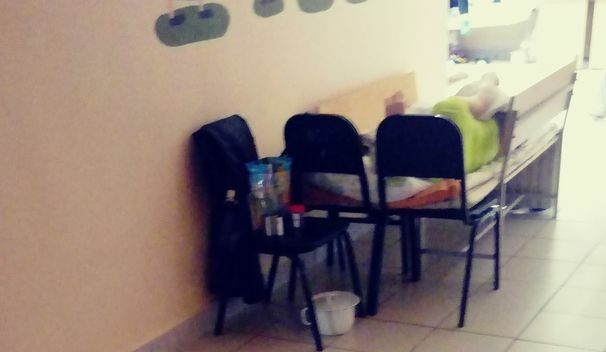 В омской больнице дети с пневмонией лежат на сдвинутых стульях в коридоре