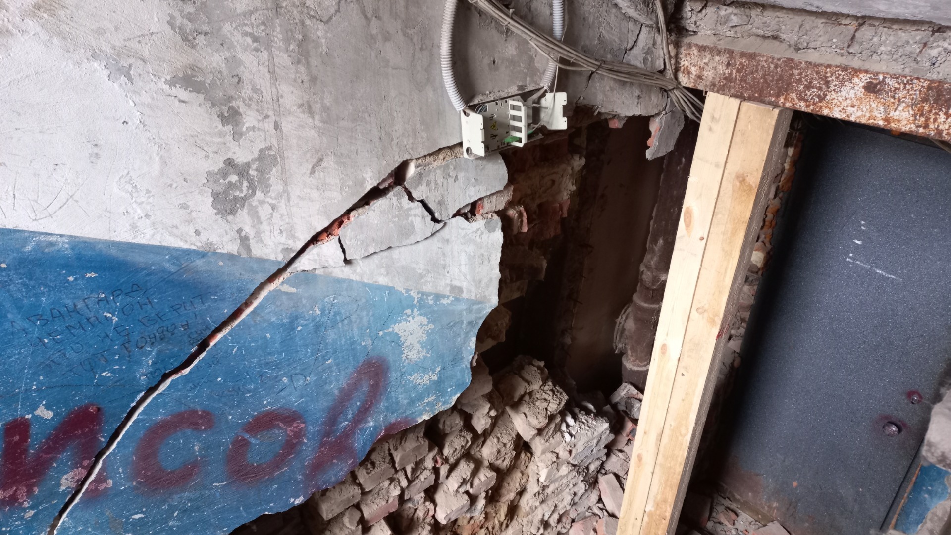 Это не конец: в рассыпающемся доме в омских Нефтяниках продолжила рушиться стена