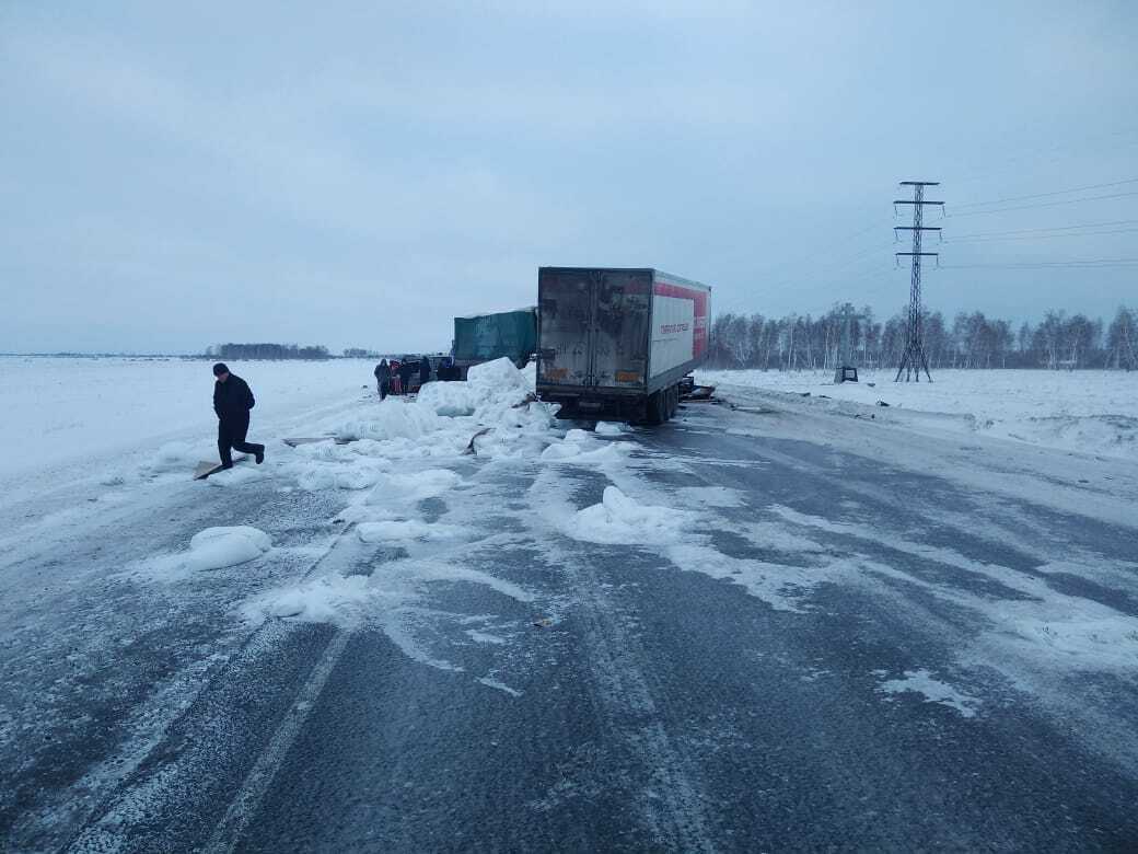 На трассе под Омском столкнулись два грузовика: оба водителя госпитализированы