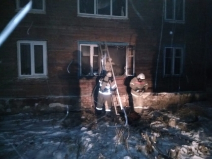 Из-за непогашенной свечи ночью загорелся дом в Омской области