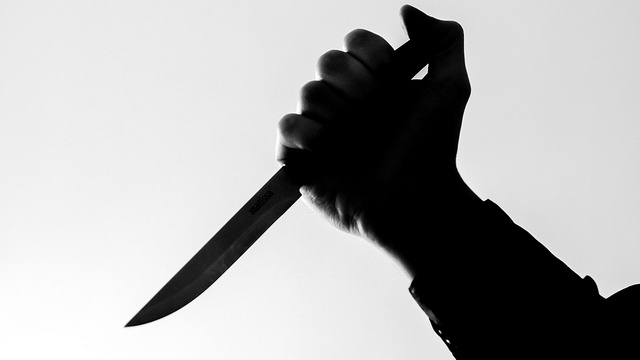 Рецидивист с ножом напал на 21-летнего омича