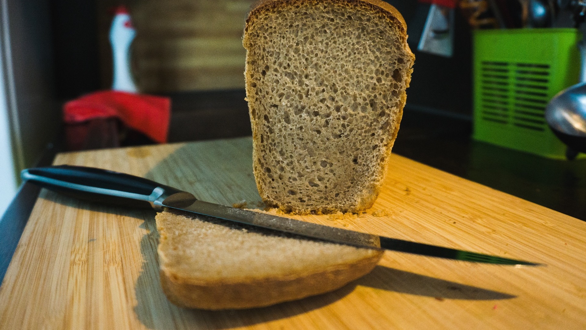 В Омске выявили продавцов просроченного хлеба