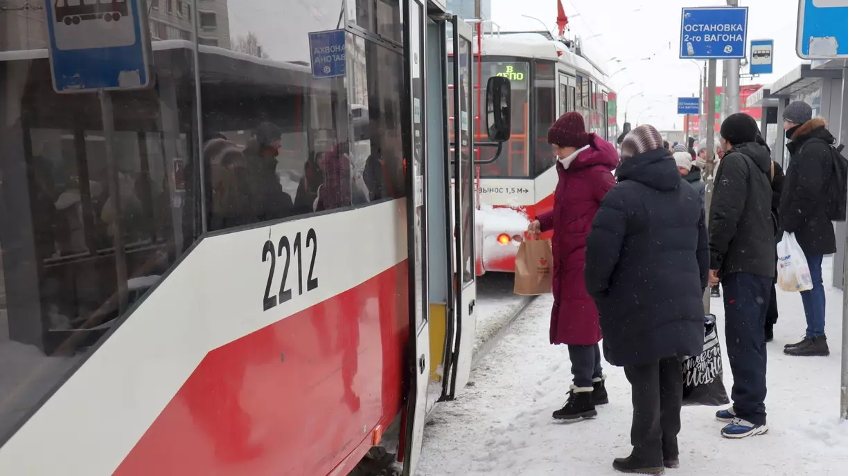 Пассажирам омского трамвая пришлось экстренно покинуть салон из-за задымления