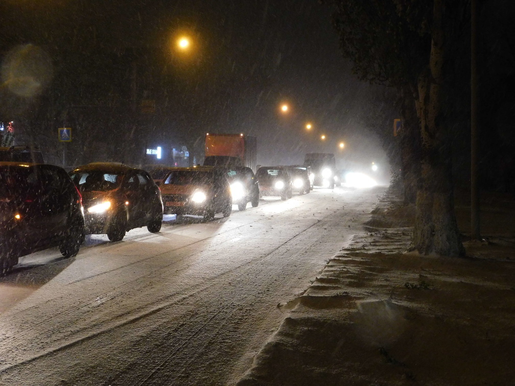 Плохая видимость. Омских водителей и пешеходов предупредили об опасности на дороге