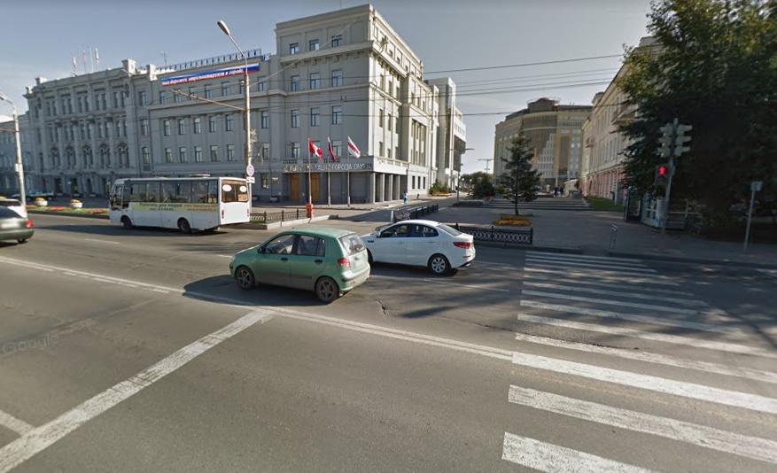 Участок у здания мэрии Омска стал самым аварийно опасным в городе