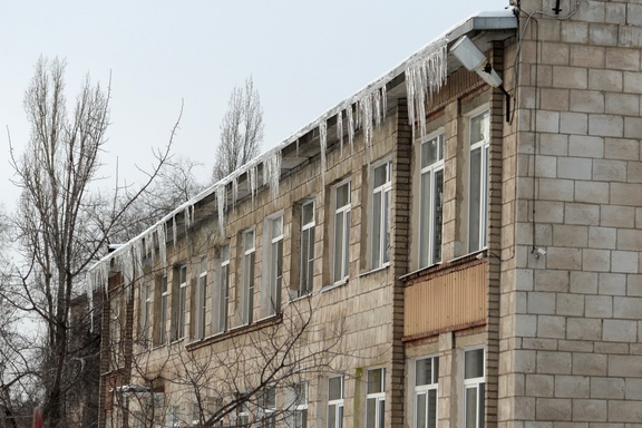 В СКР рассказали подробности падения снега с крыши ТЦ в Омске