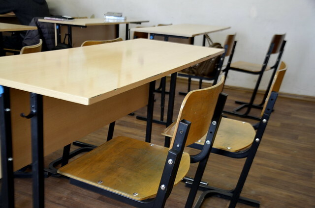 От девяти омских школ через суд пытаются добиться замены парт