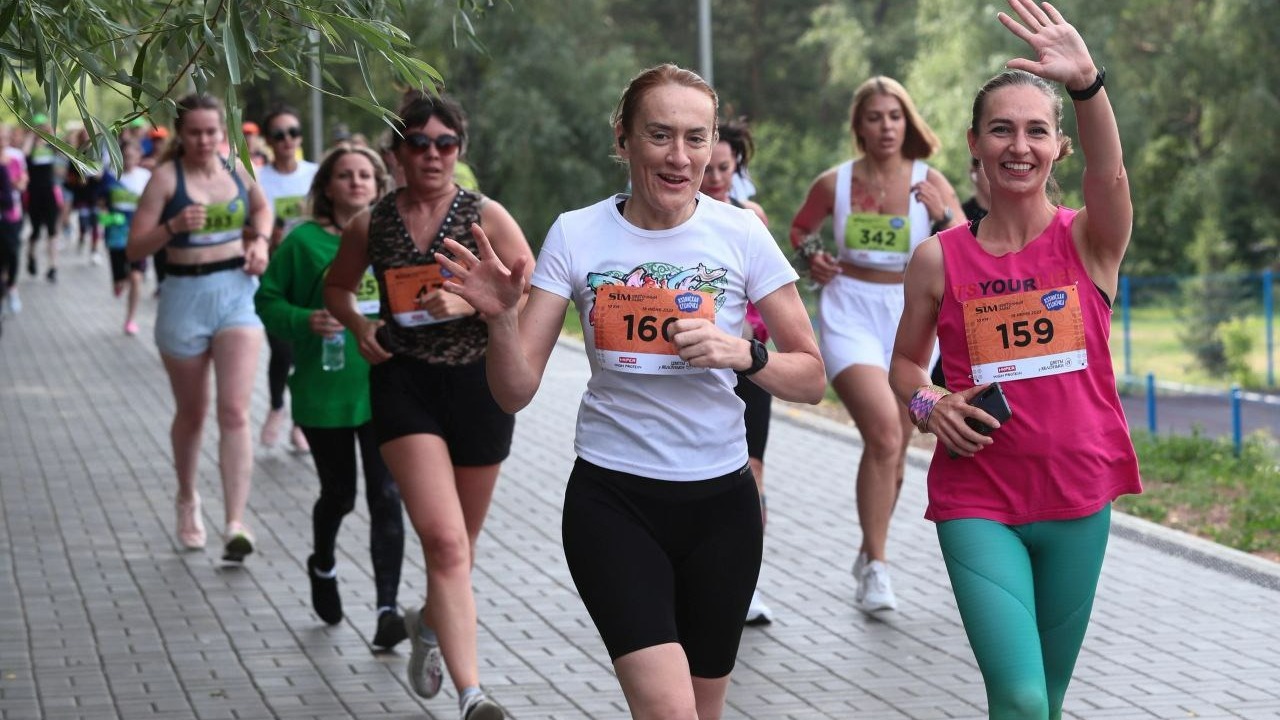В омском Цветочном забеге поучаствовало рекордное количество девушек