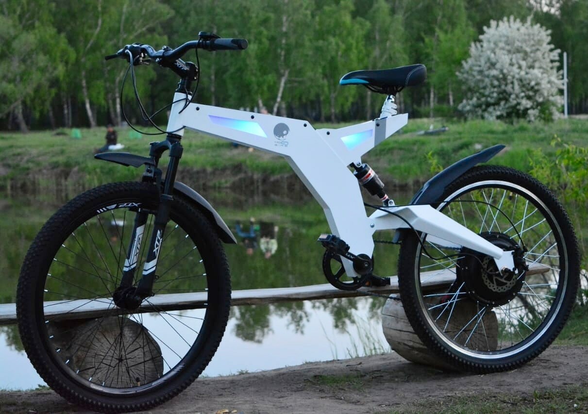 Бывший юрист из Омска изобрел гибрид велосипеда и скутера с зарядкой от пауэрбанка