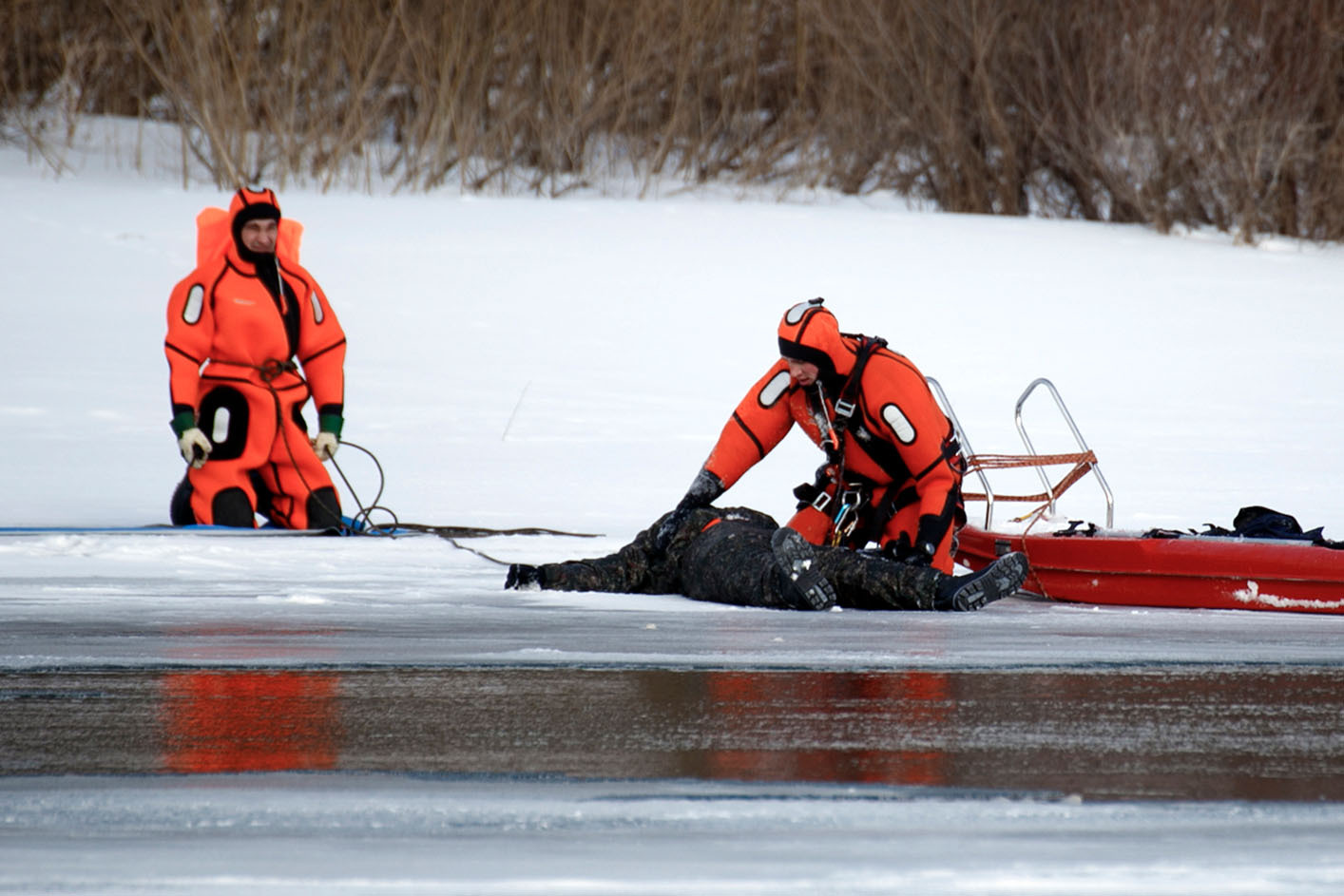 В Омской области рыбака эвакуировали с отколовшейся льдины